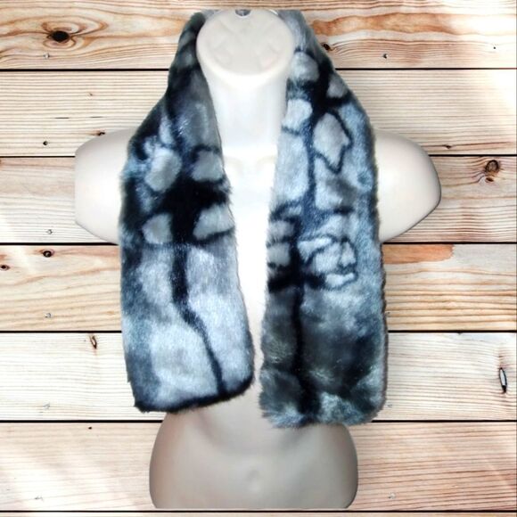Faux Fur Pull Through Scarf - Picture 2 of 2
